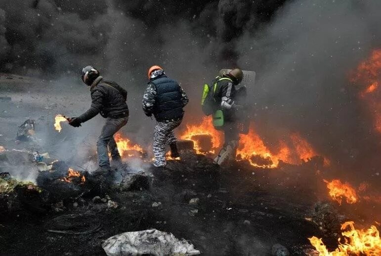 Мельник украина майдан. Майдан 2014 горящий Беркут. Беркут Украина Майдан на Украине в 2014. Беркут Киев коктейли Молотова.