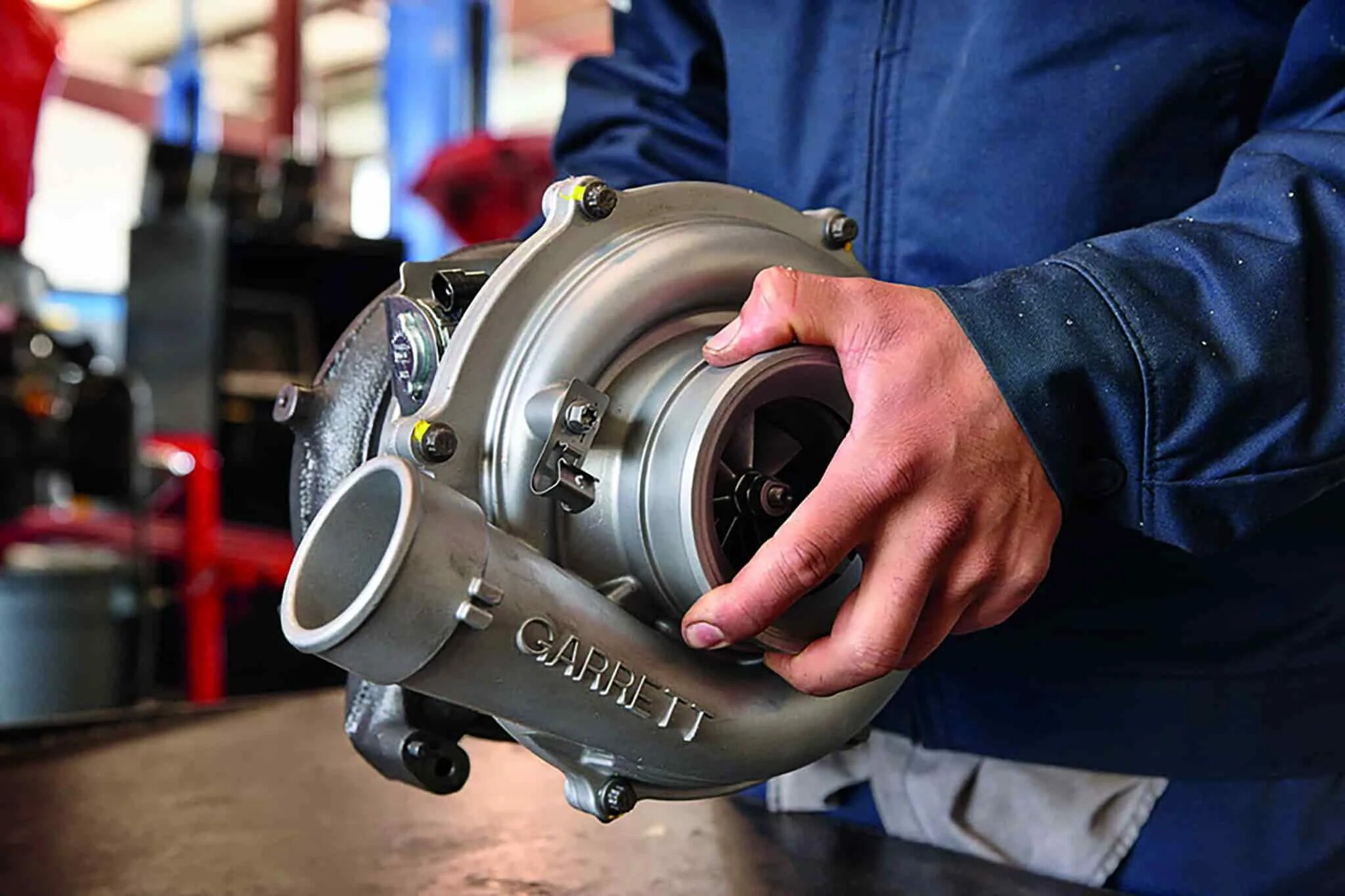 Турбина в руках. Повреждения турбокомпрессора. Неисправности турбокомпрессора. Диагностика турбокомпрессора. Турбина капремонт.