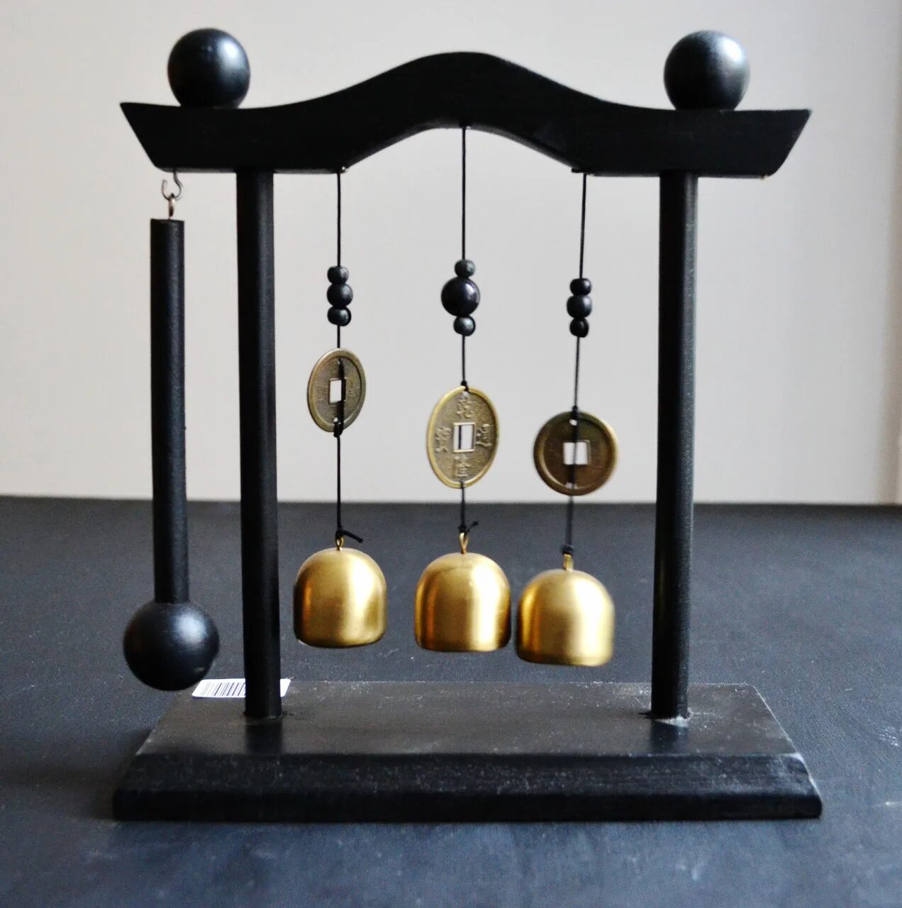 Металлические шары на стол. Пендулум маятник. Маятник ньютона импульс. Вечный маятник колыбель ньютона. Металлические шары на стол.