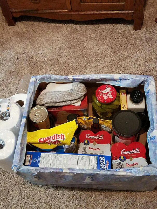 Продукты на природу. Подарочные корзинки с продуктами. Подарки для детей. Что дарить когда идешь в гости. Подарочная коробка с продуктами.