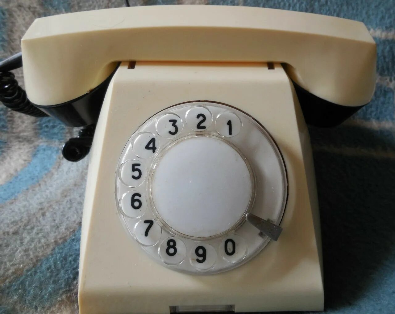 Набирает номер телефона. Vef ta 68 телефонный аппарат. Как пользоваться дисковым телефоном. Телефон дисковый в стиле ретро gpo 200 rotary black. Красный телефон.