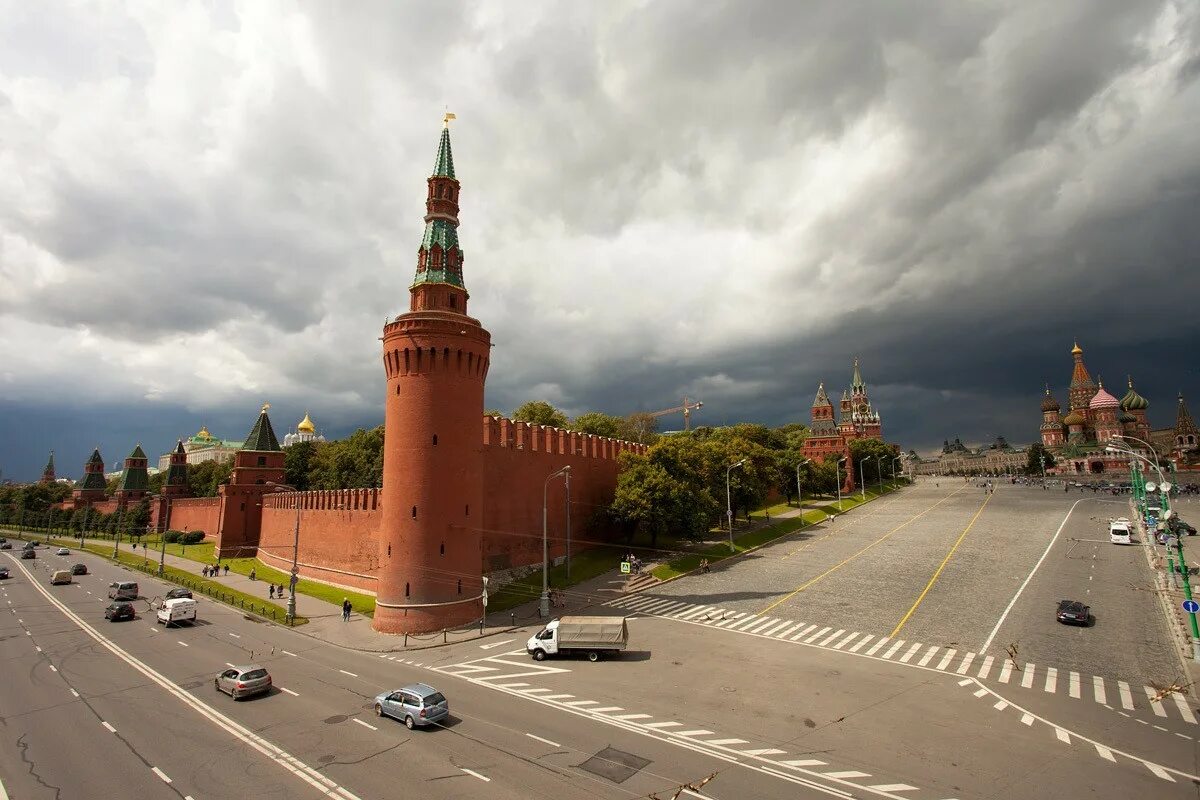 Москве и области а также. Москва. Москворецкая башня Московского Кремля. Беклемишевская башня. Угловая Арсенальная башня Кремля.