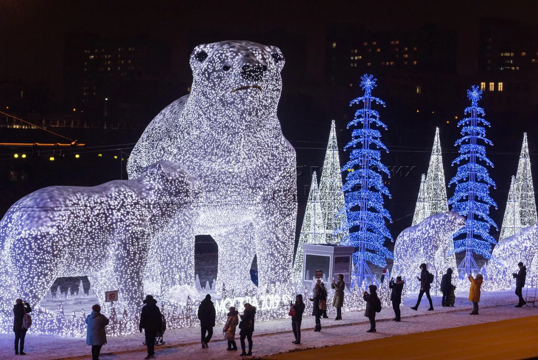 Самые красивые парки в москве на новый год. Парк горького ёлочки 2022. Арбат москва 2022. Парк ростокинский акведук полярные новогодние медведи. Елка на манежной площади 2022 москва.