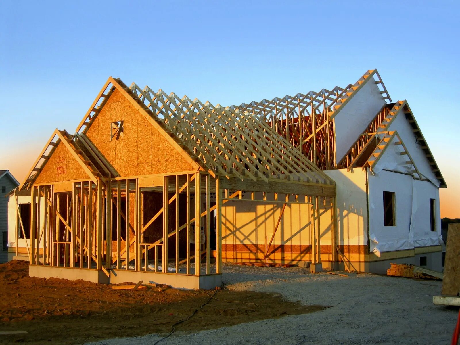 каркасный деревянный дом. деревянные каркасы домов. каркас дома. каркасные постройки. каркасный дом стройка.
