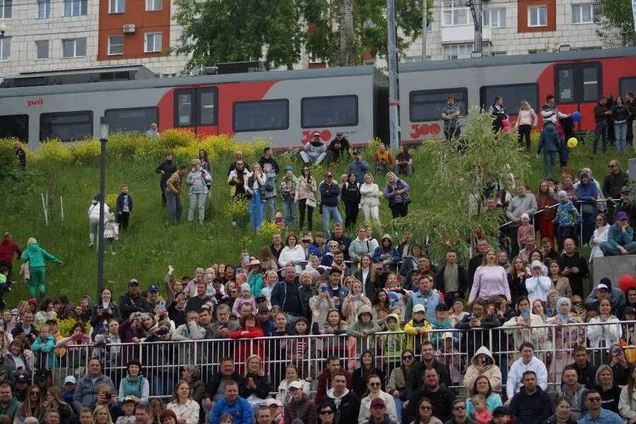Пермь день города эспланада. Набережная пермь 2023. День города пермь. День города в перми фото. Фото празднования.