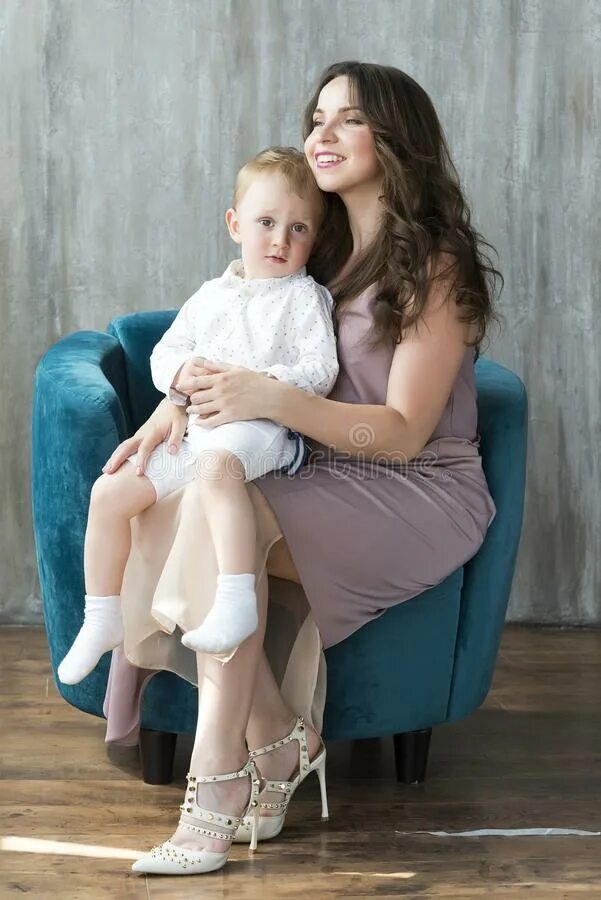 Мама на коленях у сына. Сижу у мамы на коленях. У мамы на коленках. Женщина с ребенком сидит. Сижу у мамы на коленях.