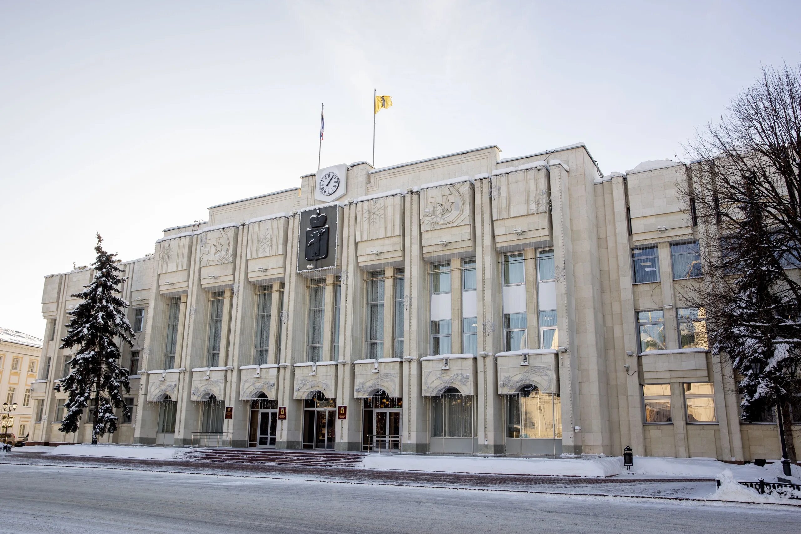 Здание правительства области ярославль. Здание правительства ярославль. Ярославль областная администрация. Белый дом ярославль правительство. Администрация ярославской области.