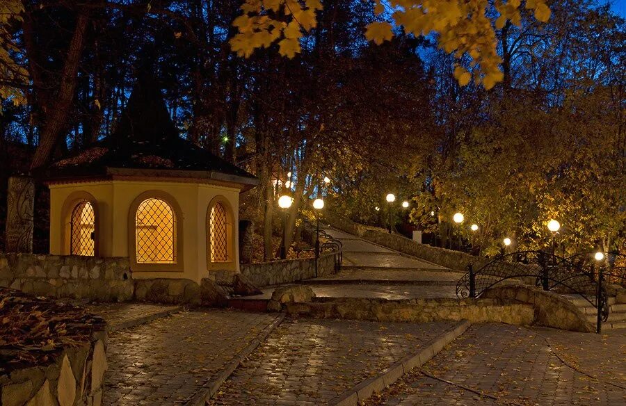 Текст хорошо в беседке в осеннюю ночь. Парк Нижнекамск осенью. Ночной Нижнекамск осенью. Осень красный ключ Нижнекамск\. Нижнекамск город ночью.
