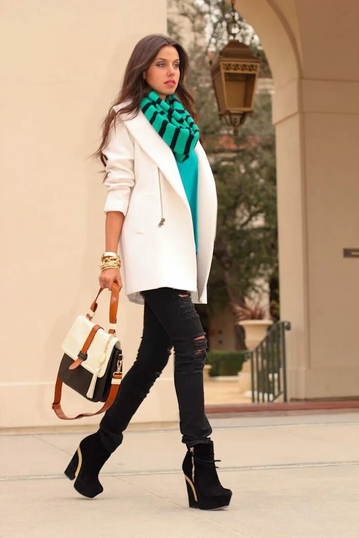 Пальто с шарфом. Пальто с шарфом. Шарф под пальто. Пальто с шарфом. Палантин с пальто.