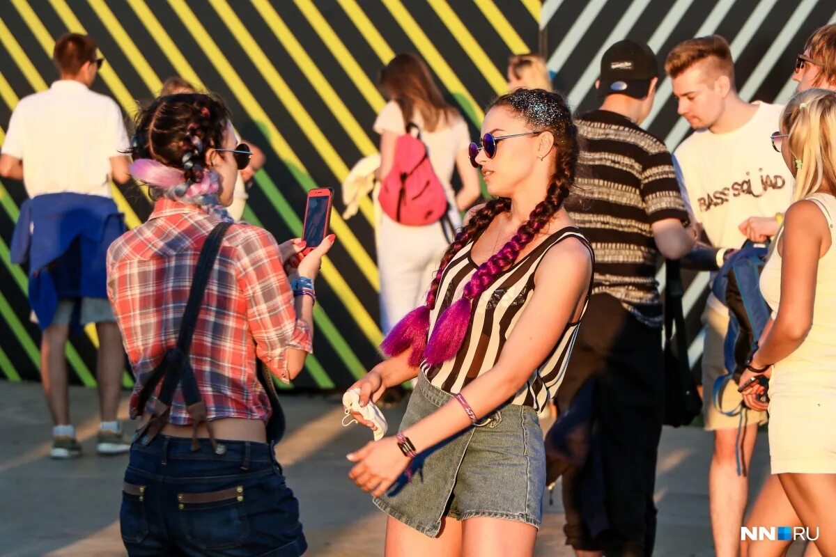 Фестиваль девушки. Девушка на фестивале. Девчонки на фестивалях. Burning man фестиваль. Burning man фестиваль 2018.