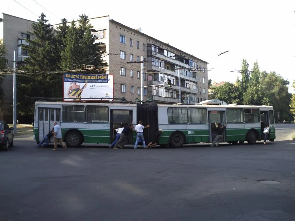 В минуты когда троллейбус с пассажирами. Троллейбусы кривой рог. гоночный троллейбус. троллейбусный башмак. пассажиры троллейбуса.