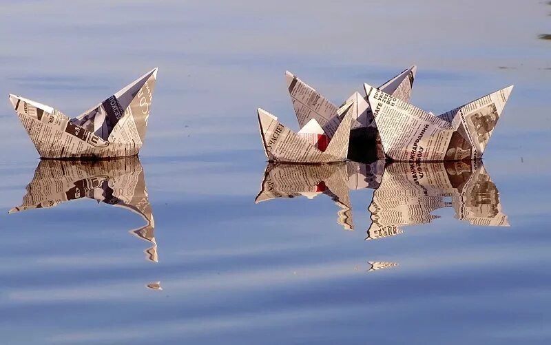 Бумажные кораблики осенью. Кораблик из газеты. Кораблик в луже. Красный бумажный кораблик. Газетный кораблик.