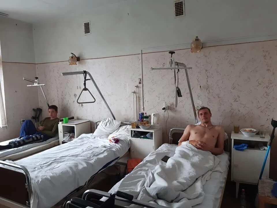 Госпиталь луганск. Госпиталь в Луганске военный. Военный госпиталь Львов. Госпиталь для раненых в Луганске.