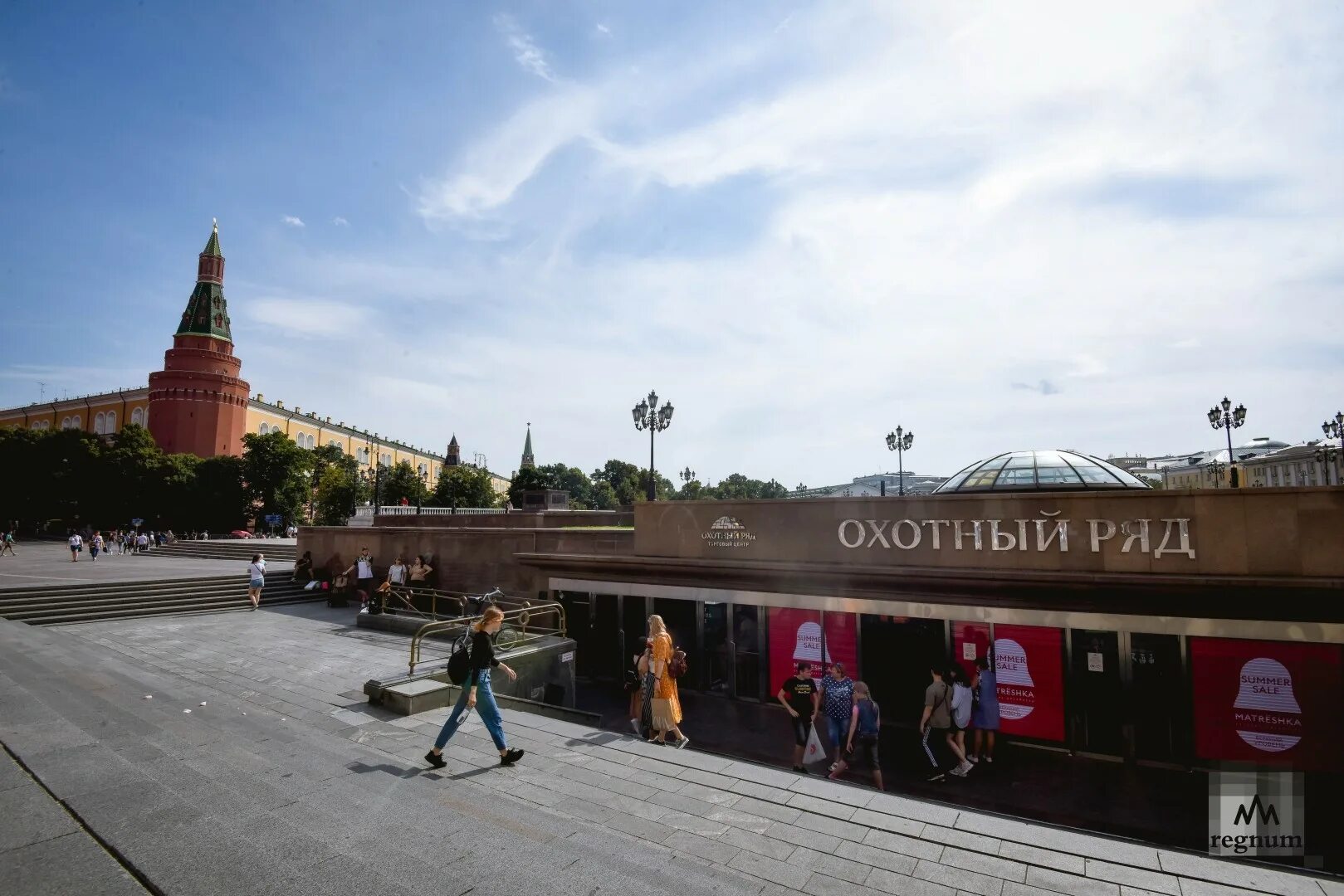 Охотный ряд трц. Охотный ряд (торговый комплекс). охотный ряд тц метро охотный ряд. тц охотный ряд москва снаружи. тц охотный ряд снаружи.