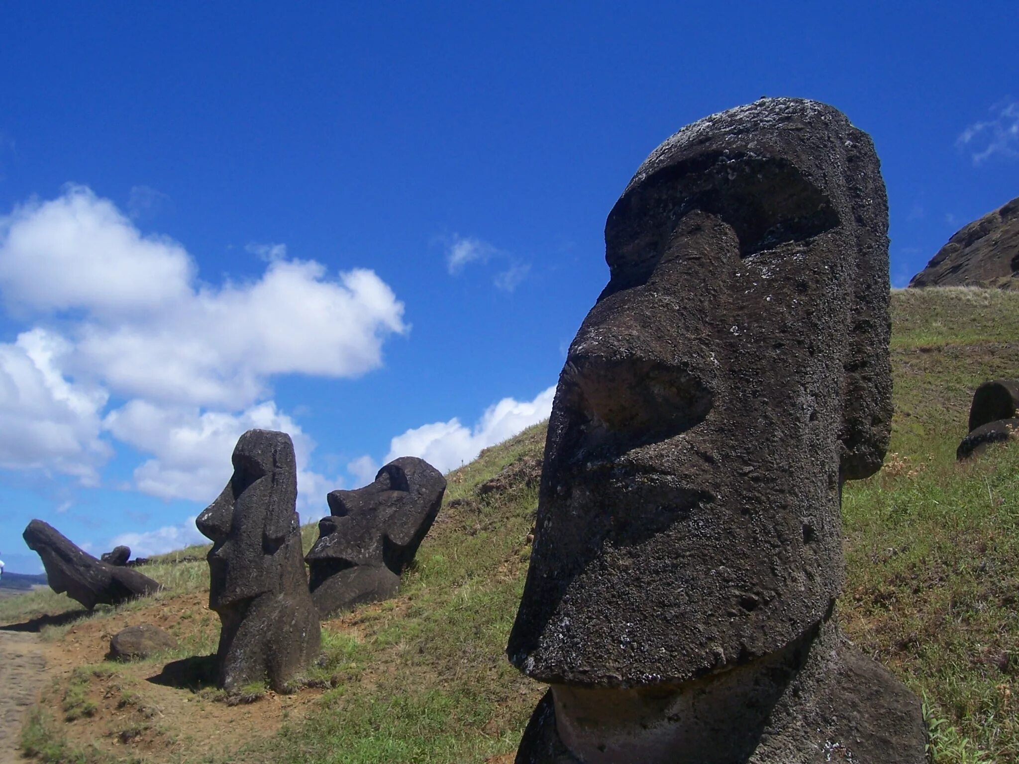 Каменные истуканы острова Пасхи. Остров Пасхи (Рапа - Нуи). Моаи на острове Пасхи. Каменные статуи острова Пасхи.