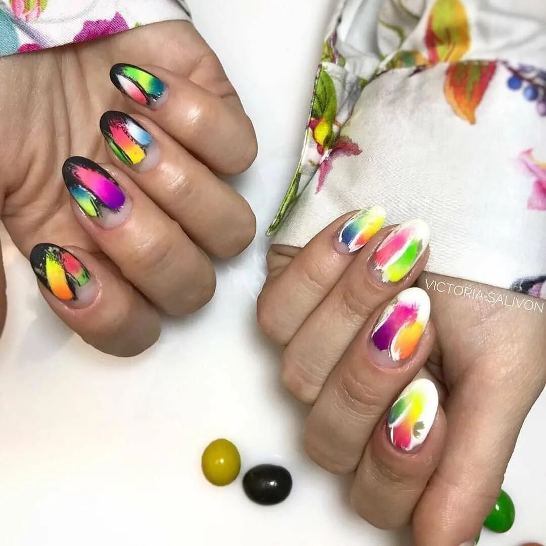 Painting nails. Маникюр с разноцветными кляксами. Маникюр разноцветные брызги. Маникюр разноцветный яркий брызги. Маникюр с яркими брызгами.