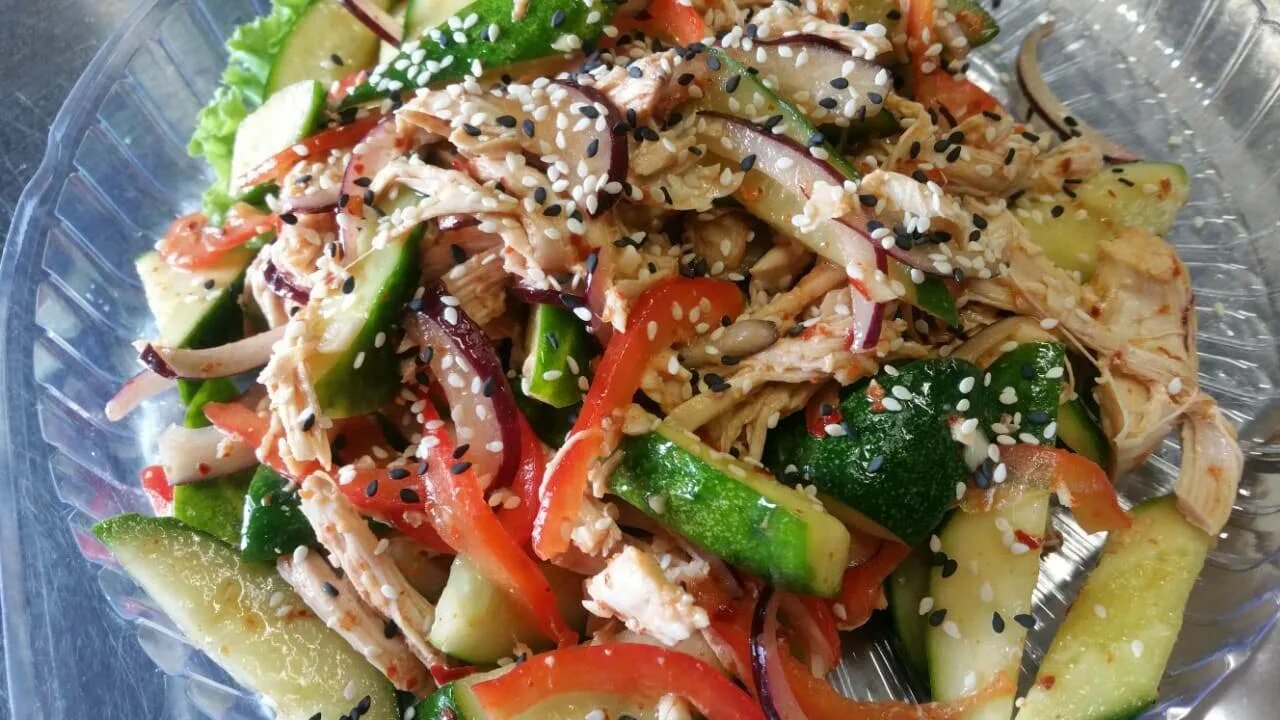 Огурцы по корейски с кунжутом и соевым. Салат с огурцом и кунжутом. салат с курицей и перцем. салат с кунжутом и курицей. салат с мясом и кунжутом.