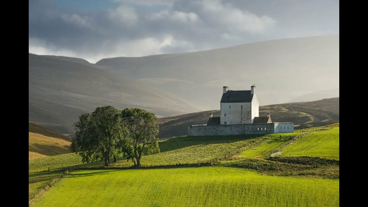 Scotland is beautiful. Замок Коргарф Шотландия. Шотландия Долина Спейсайд. Шотландская деревня Абердиншир. Шотландский замок Абердиншир.