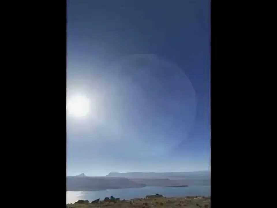 Луна в арктике между россией и канадой. Видео луны за полярным кругом 35 секунд. Солнечное затмение в арктике. Луна на северном полюсе. Луна затмила солнце в арктике.
