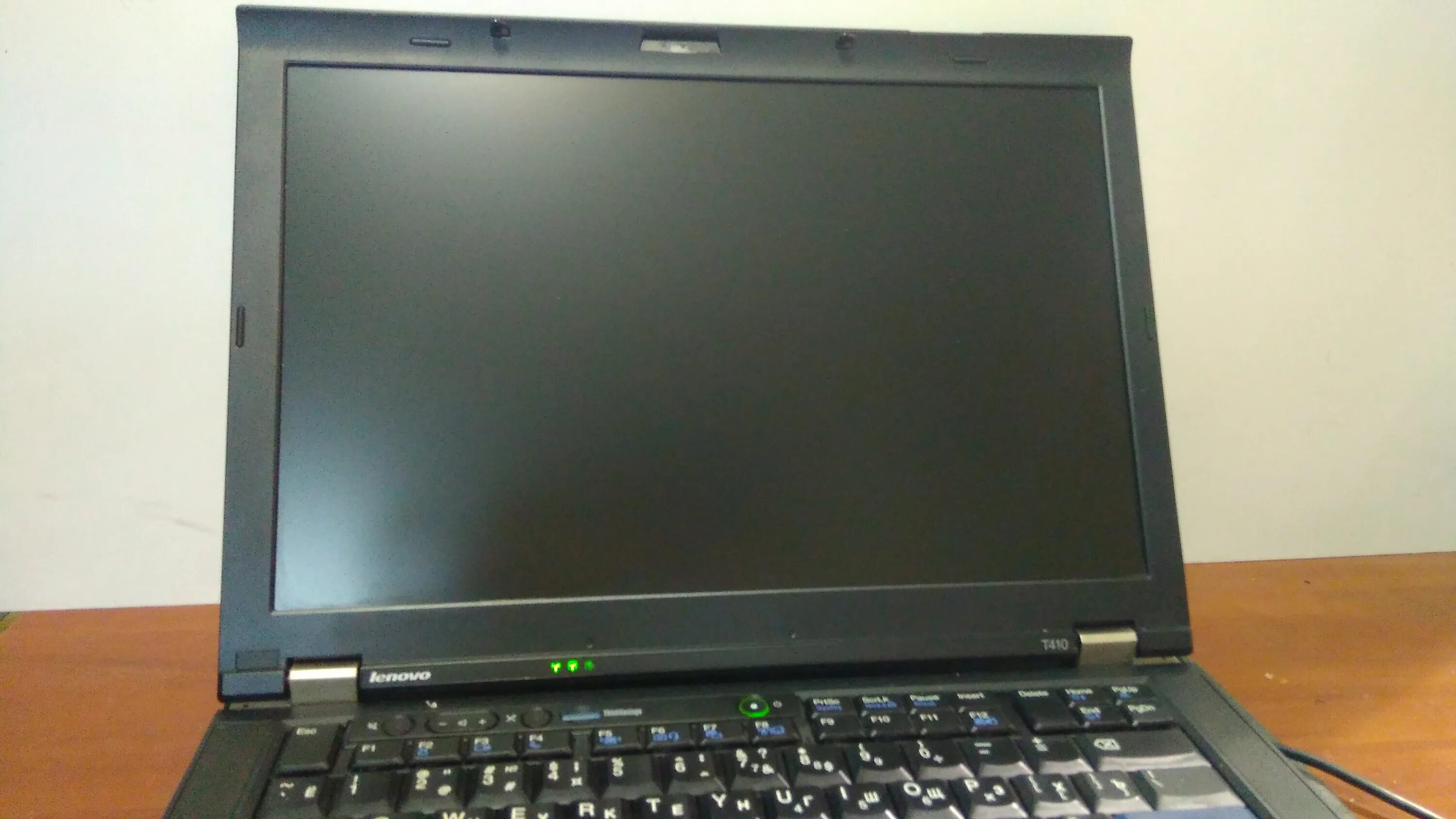 Черный экран на ноутбуке. Темный экран на ноутбуке. Ноутбук работает но экран черный. Темный экран на ноутбуке фото.
