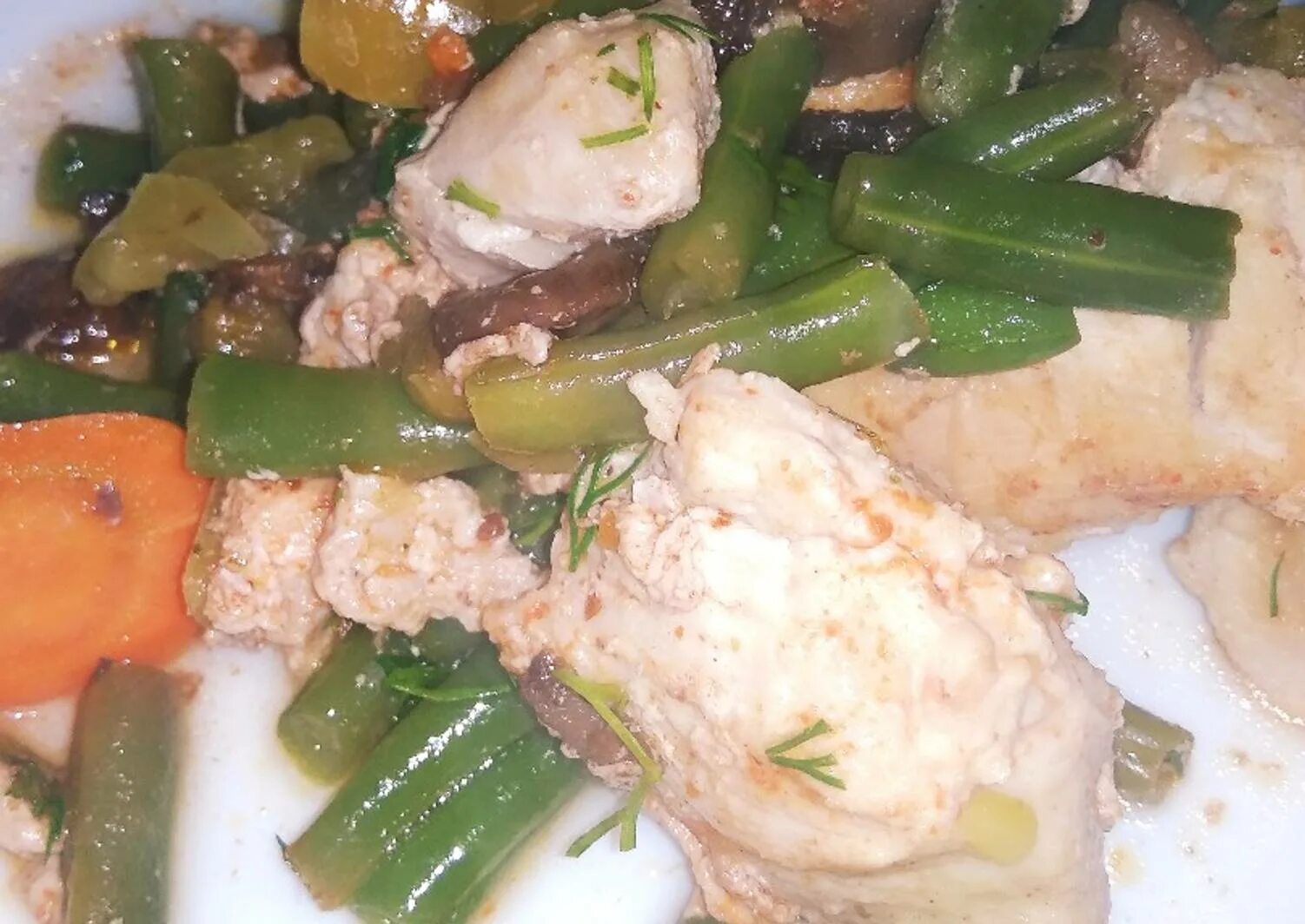 Как приготовить курицу с фасолью. Курица со стручковой фасолью. куриное филе со стручковой фасолью. куриная грудка с зеленой фасолью. грудка со стручковой фасолью.