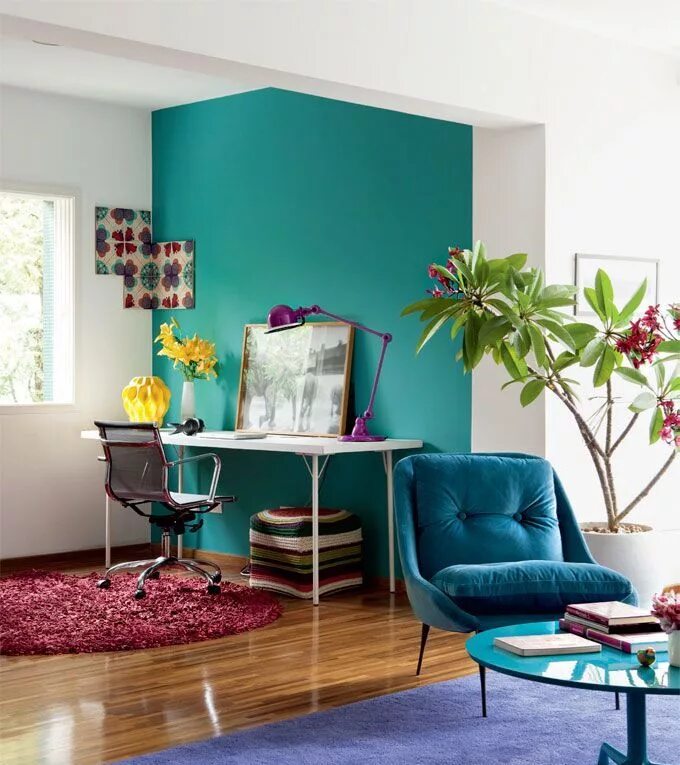 Интерьерная colours. Мид сенчури модерн зеленый. Яркие стены в интерьере. Желтая комната. Модный интерьер.