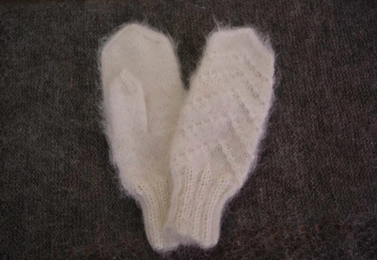 Варежки из пуха норки. Варежки с косой из пуха норки. Рукавицы из пуха норки. Варежки из ангоры ализе 40. Варежки из норки с косами.