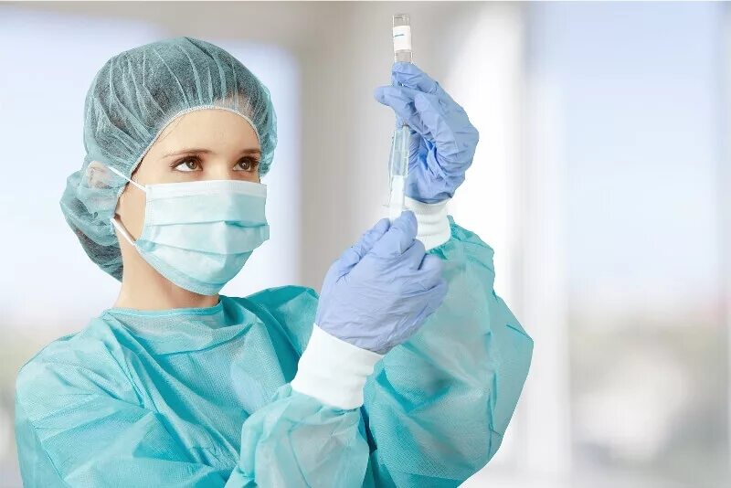 Вакцинация пожилых. Маски делают укол. Вакцинация женщина. Медсестра делает укол. Медсестра держит шприц.