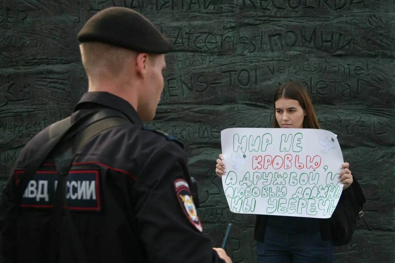 Люди с плакатами нет войне. Плакаты против войны с Украиной. Акции протеста нет войне. Одиночный пикет против войны.