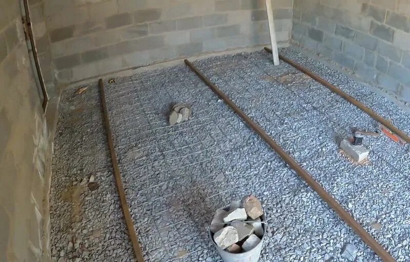 Маяки для заливки пола бетоном в гараже. Маяки для стяжки пола в гараже. Маяки для заливки стяжки пола. Маячки для заливки пола бетоном в гараже. Стяжка для пола gf-17.