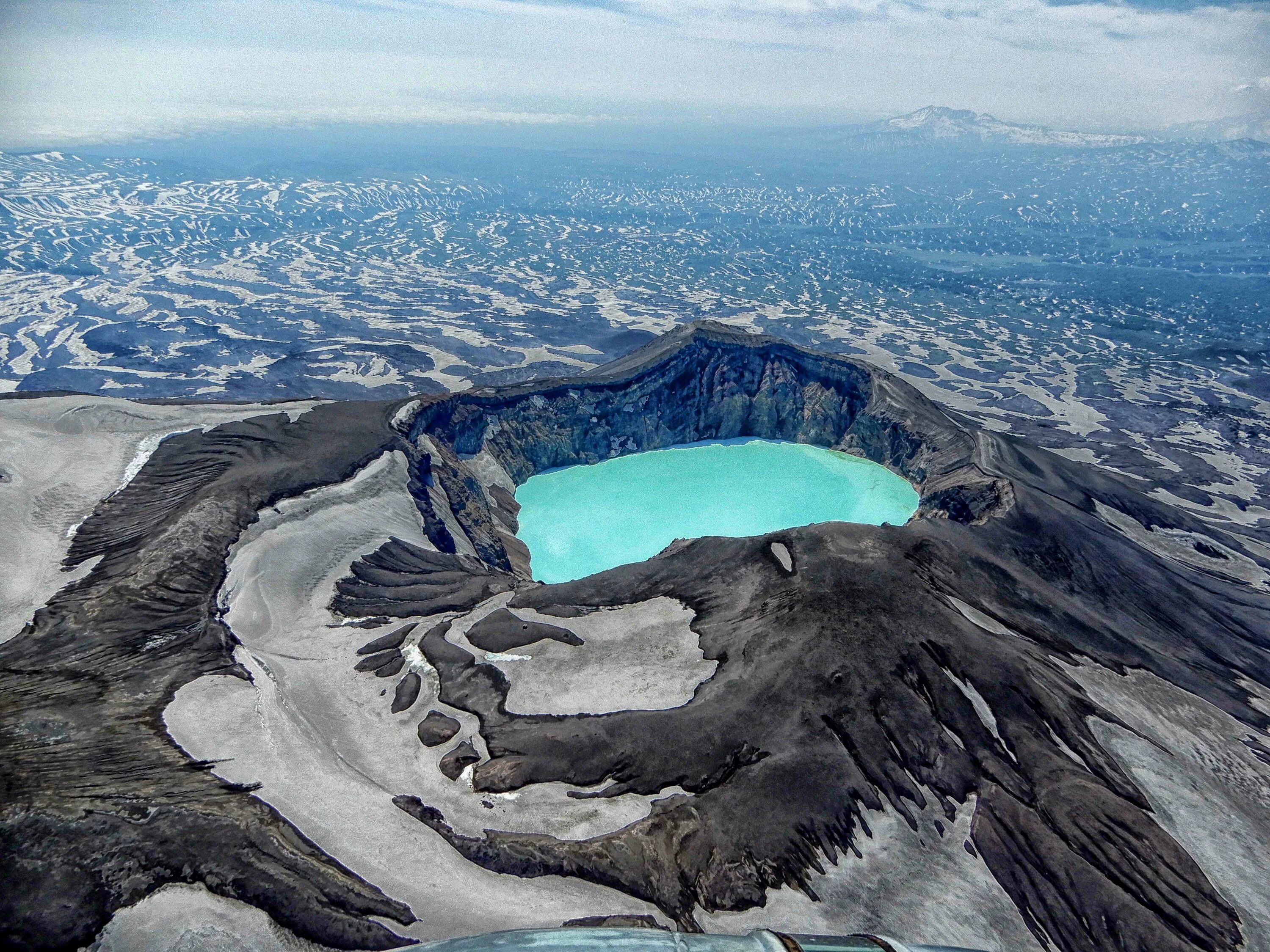 Малый семячик и кислотное озеро. Озеро вулкан. Малый семячик кислотное озеро в вулкане. Вулкан малый семячик. Малый семячик кислотное озеро в вулкане.