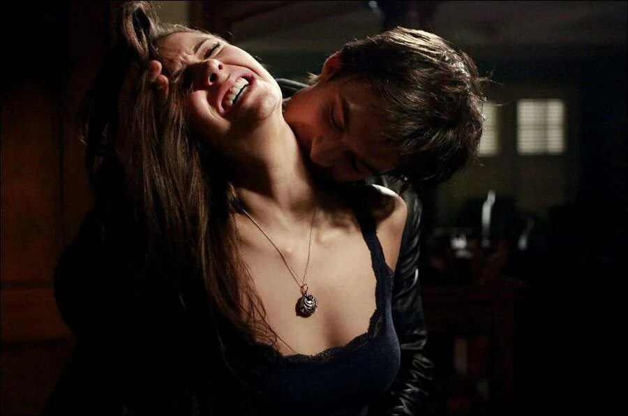 Дневники вампира деймон кусает елену. Девушки вампиры красивые. Как стать девушкой вампира. Как стать девушкой вампира. Как стать девушкой вампира.