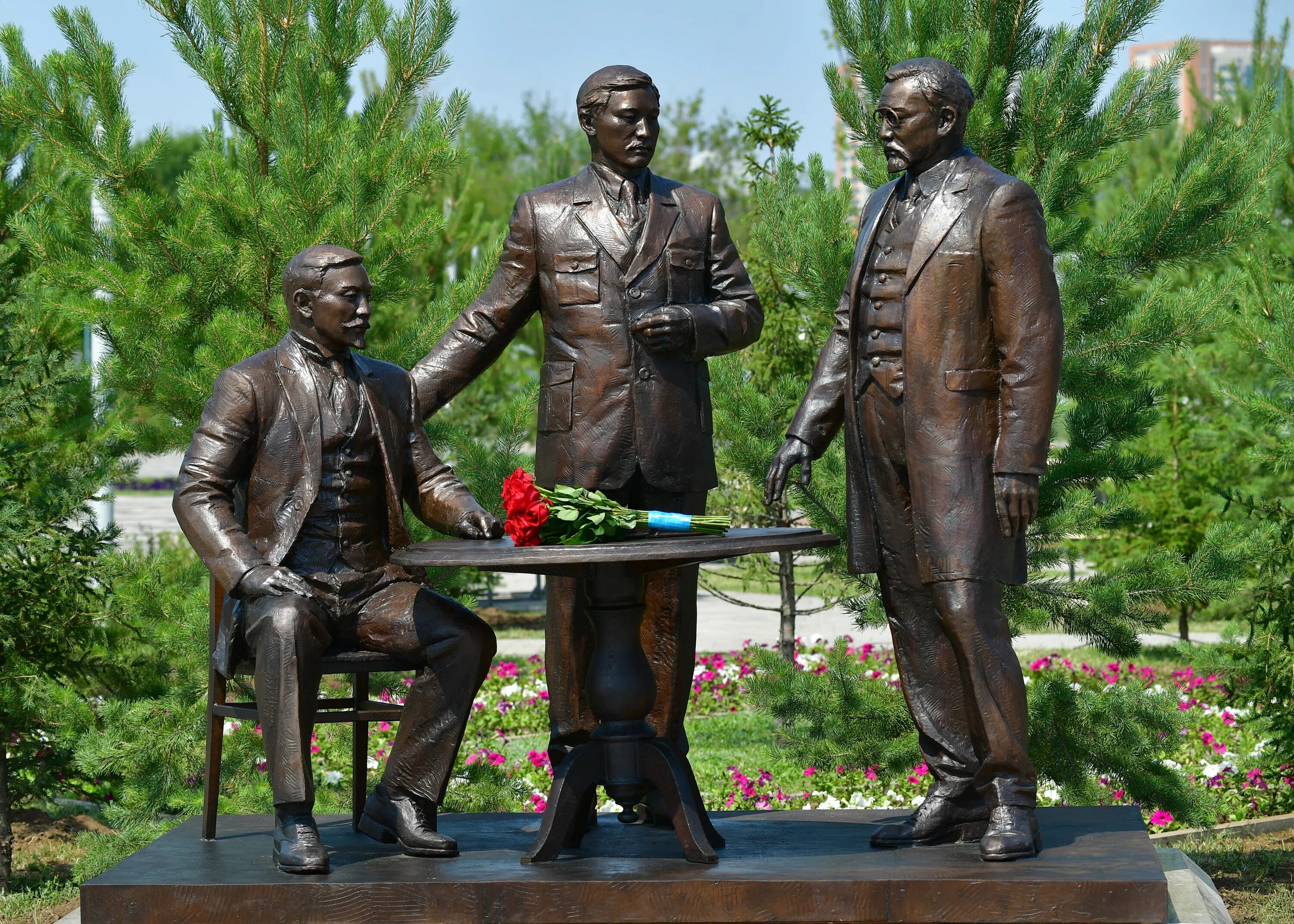 Памятник Керею и Жанибеку. Алаш. Памятник Байтурсынова в Костанае. Алаша астана