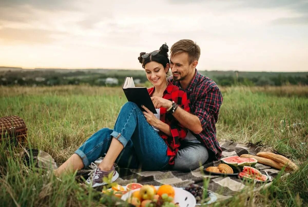 Фотосессия в стиле пикник. Пикник на природе пара. Люди на пикнике. Пара на пикнике. Жена друга пикник