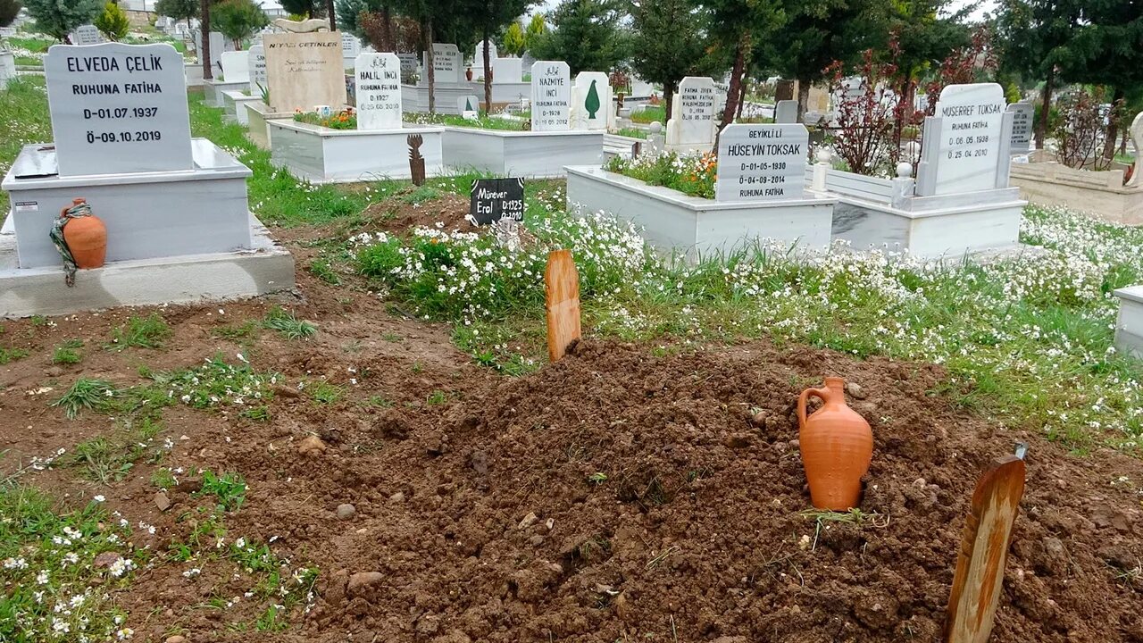 Похоронить в могилу к родственникам. Турецкие могилы. Могилы в Турции. Могилы в Турции фото.