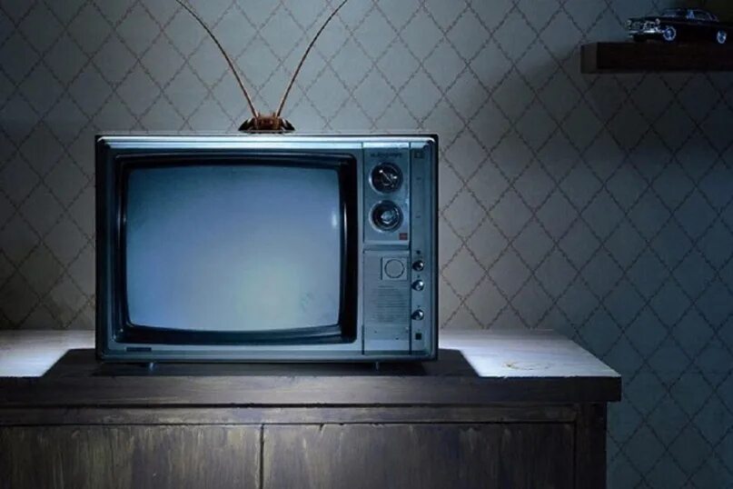 Телевизор кв 1. Квадратный телевизор. Старые телевизоры 90 годов. Телевизор 90ых. Старый телевизор DVD.