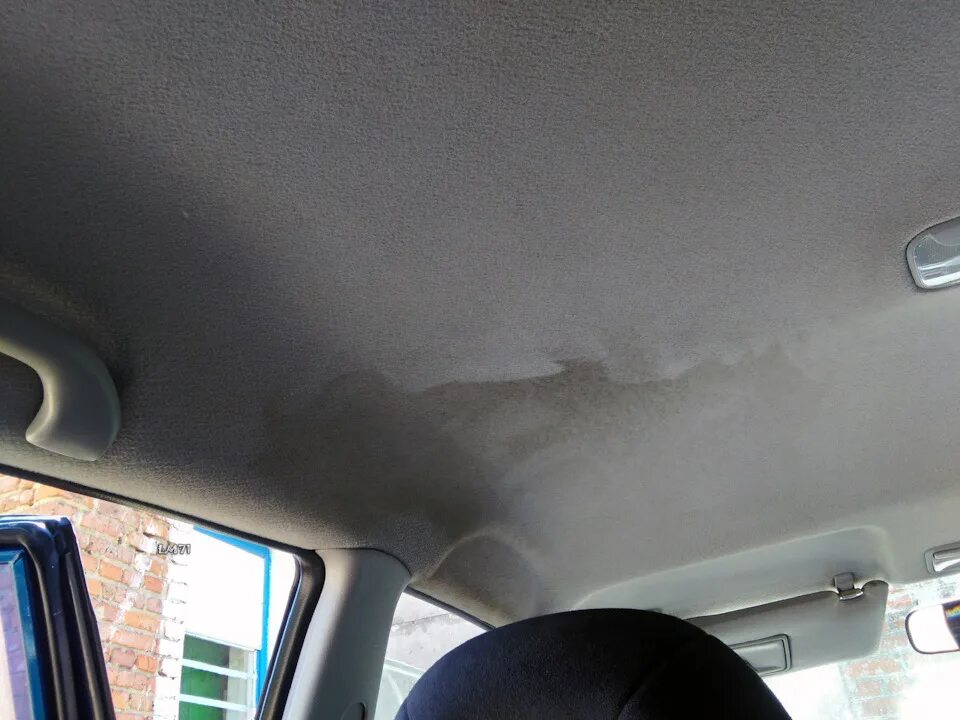 Как почистить потолок в машине. Химчистка потолка авто. Химчистка обшивки потолка. Мойка потолка автомобиля. Очиститель обшивки потолка автомобиля.