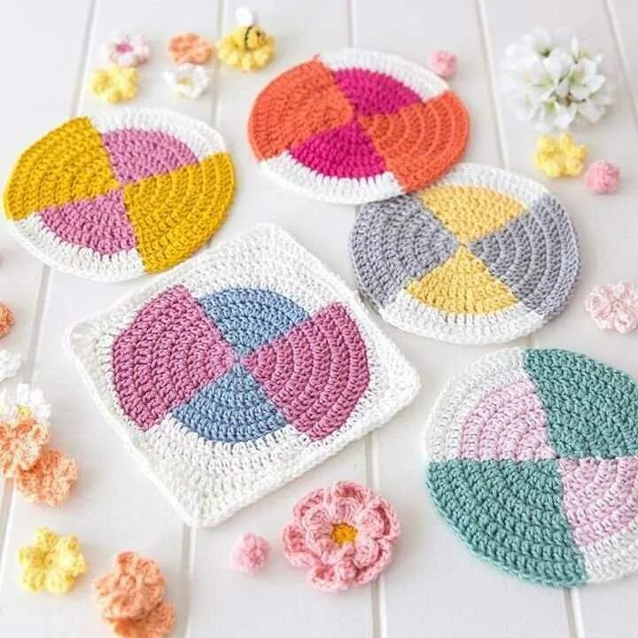 Поставка крючком под горячее. Под горячее крючком. Вязаные подставки под горячее крючком. Вязаные подставки под горячее крючком. Вязаные подставки под горячее.