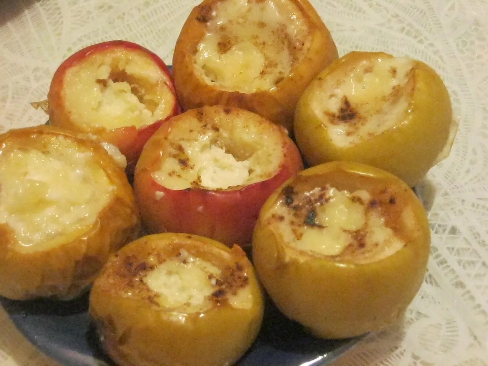 сколько запекать яблоки с творогом. яблоки запеченные с творогом. творог с яблоком. яблоки запеченные с творогом. печеные яблоки.