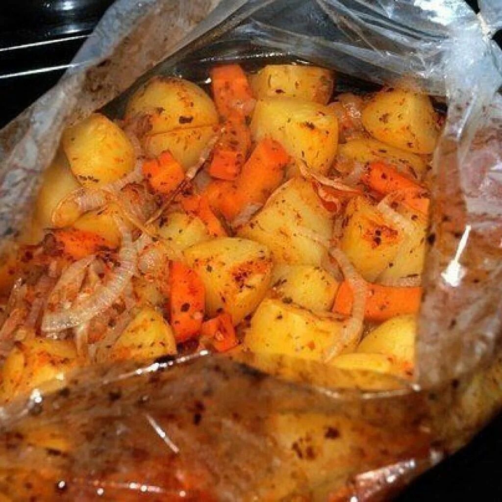 Овощи в рукаве для запекания с курицей. Картофель запеченный в духовке в рукаве для запекания. Картошка в рукаве для запекания. Картошка запеченная в рукаве в духовке. Курица с картошкой в духовке в рукаве.