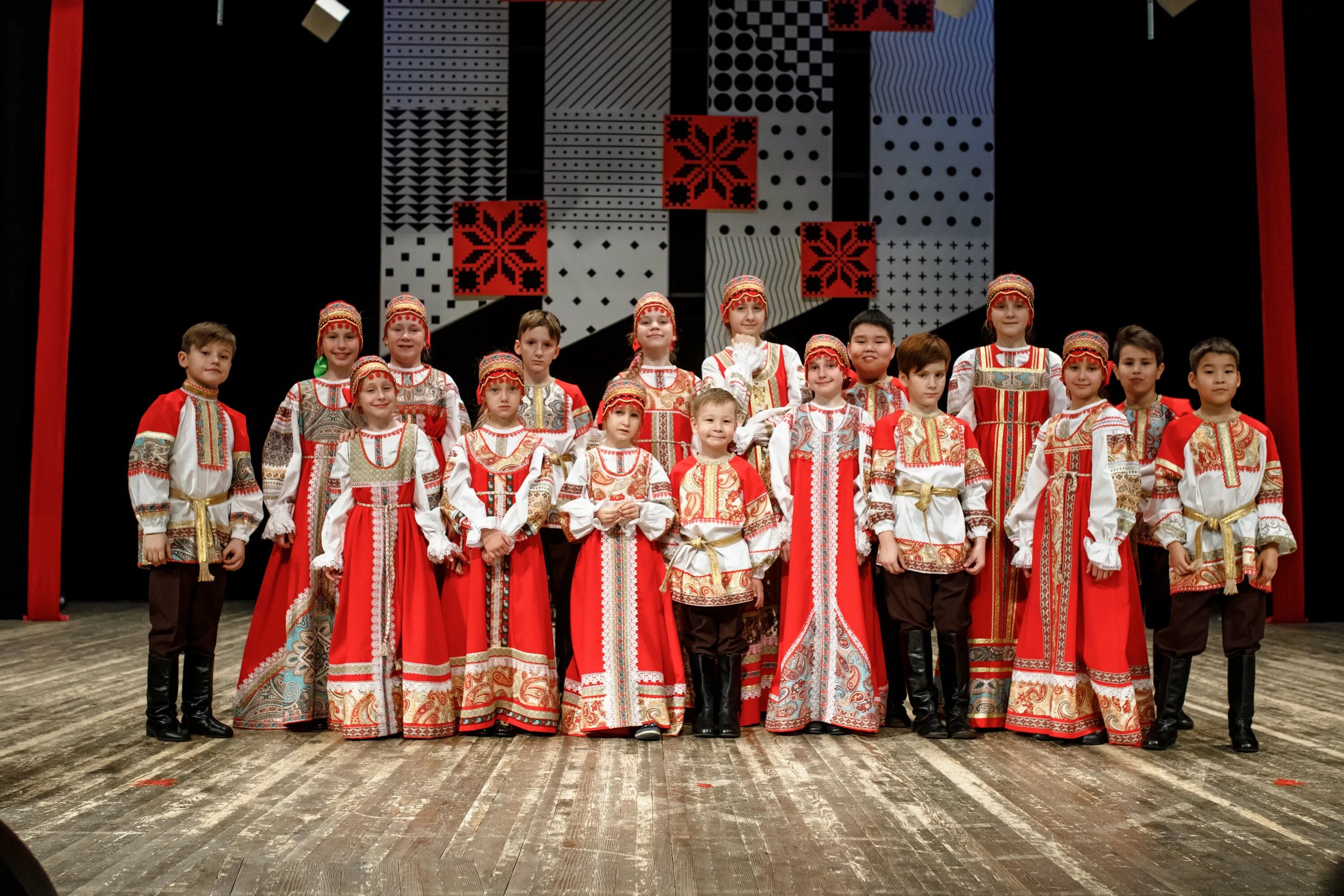 Руководитель детского театра. Картинка. Детский фольклорный коллектив. Детский хореографический коллектив. Агаповка дом культуры.