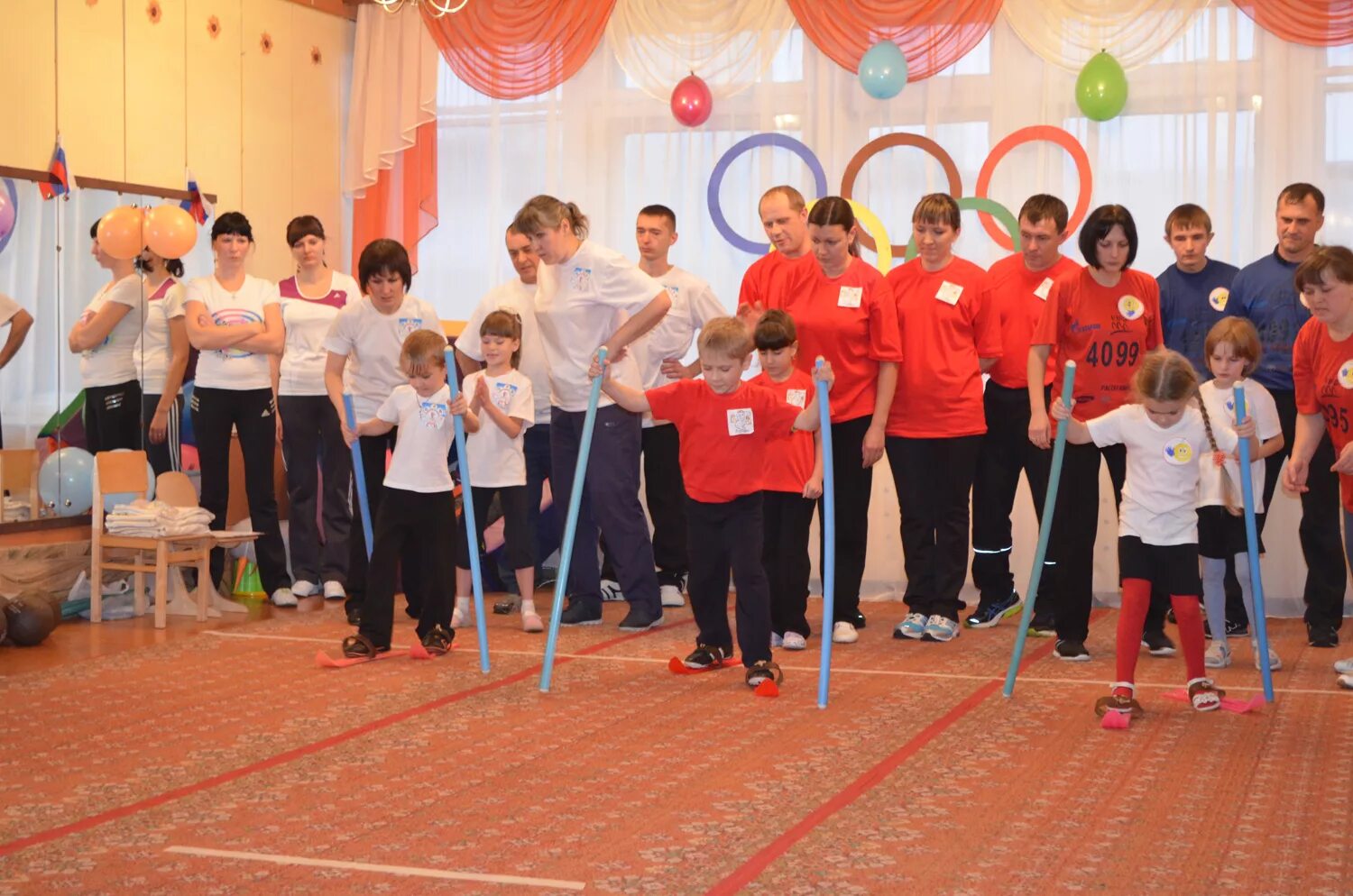 спортивный праздник в детском саду с родителями. спортивный праздник в детском саду с родителями. папа мама я спортивная семья праздник в детском саду. соревнования спортивных семей. спортивный праздник в детском саду с родителями.