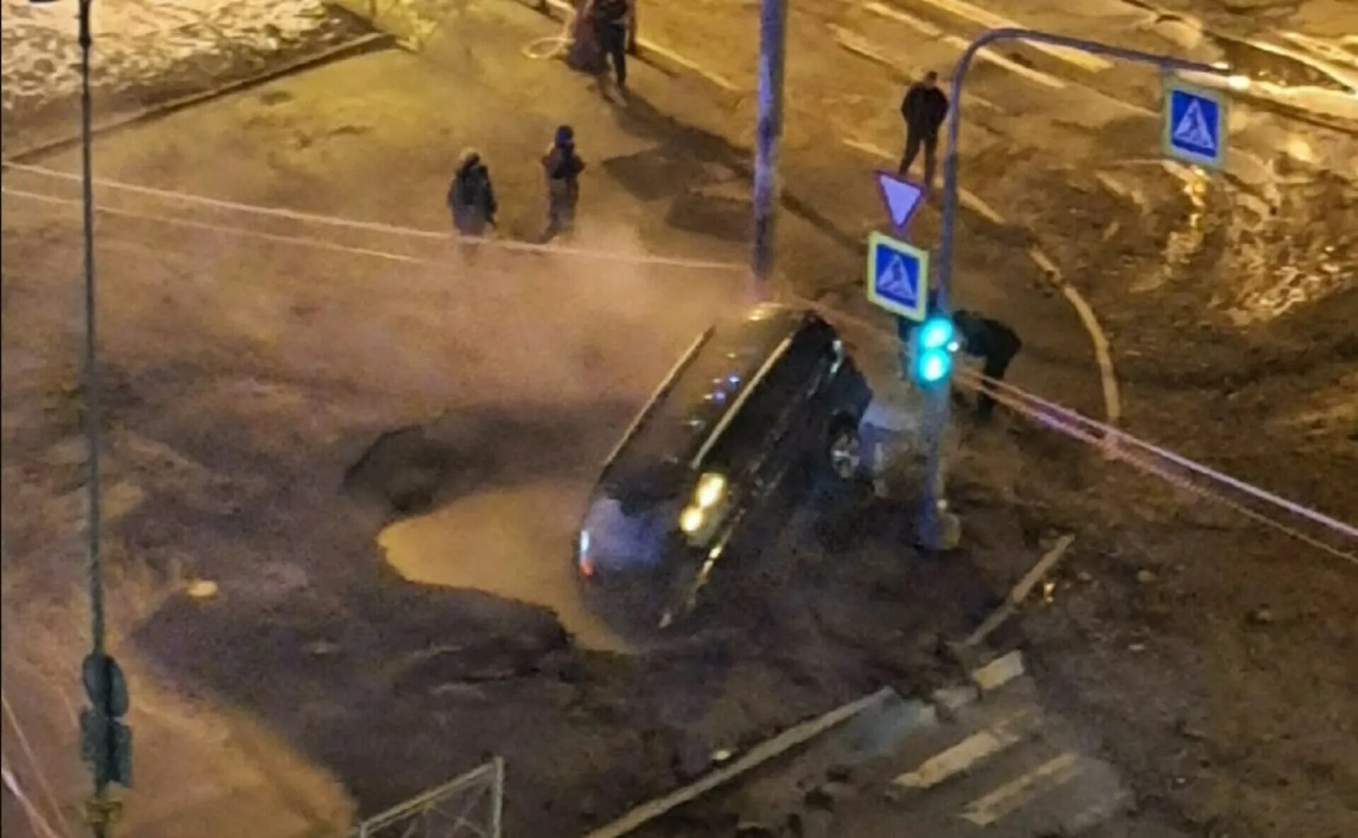 Прорыв теплотрассы в Санкт-Петербурге. Прорыв трубы. Прорыв трубы с горячей водой. Упали в горячую воду