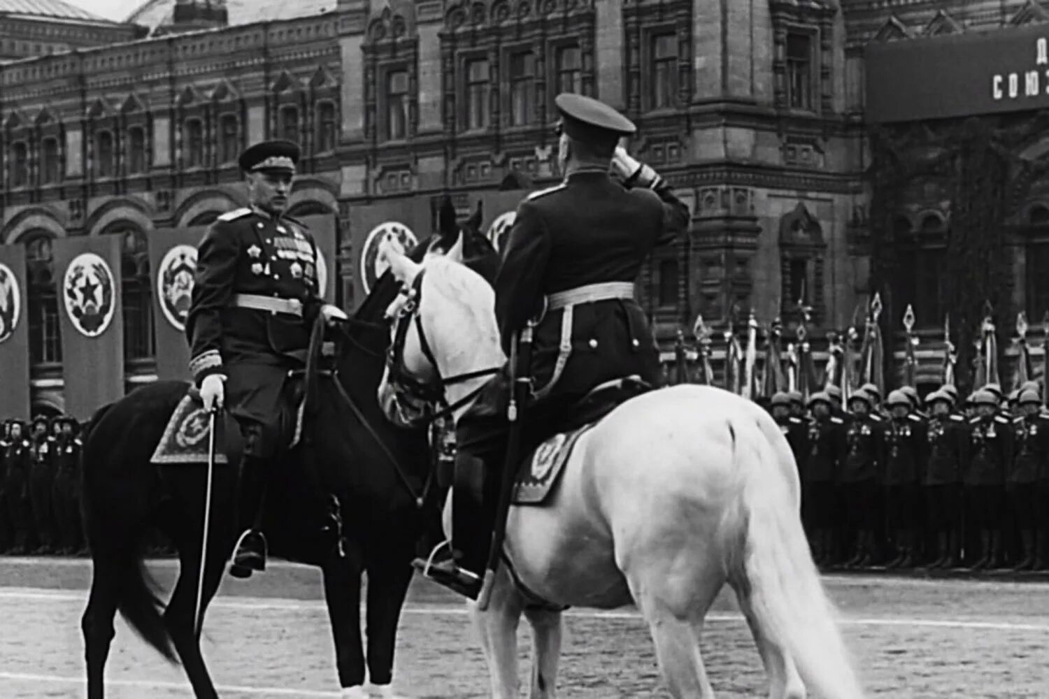 1 июня 1945 г. Жуков и Рокоссовский на параде Победы 1945. Маршал Рокоссовский на параде Победы 1945. Маршал Жуков на параде Победы 1945.