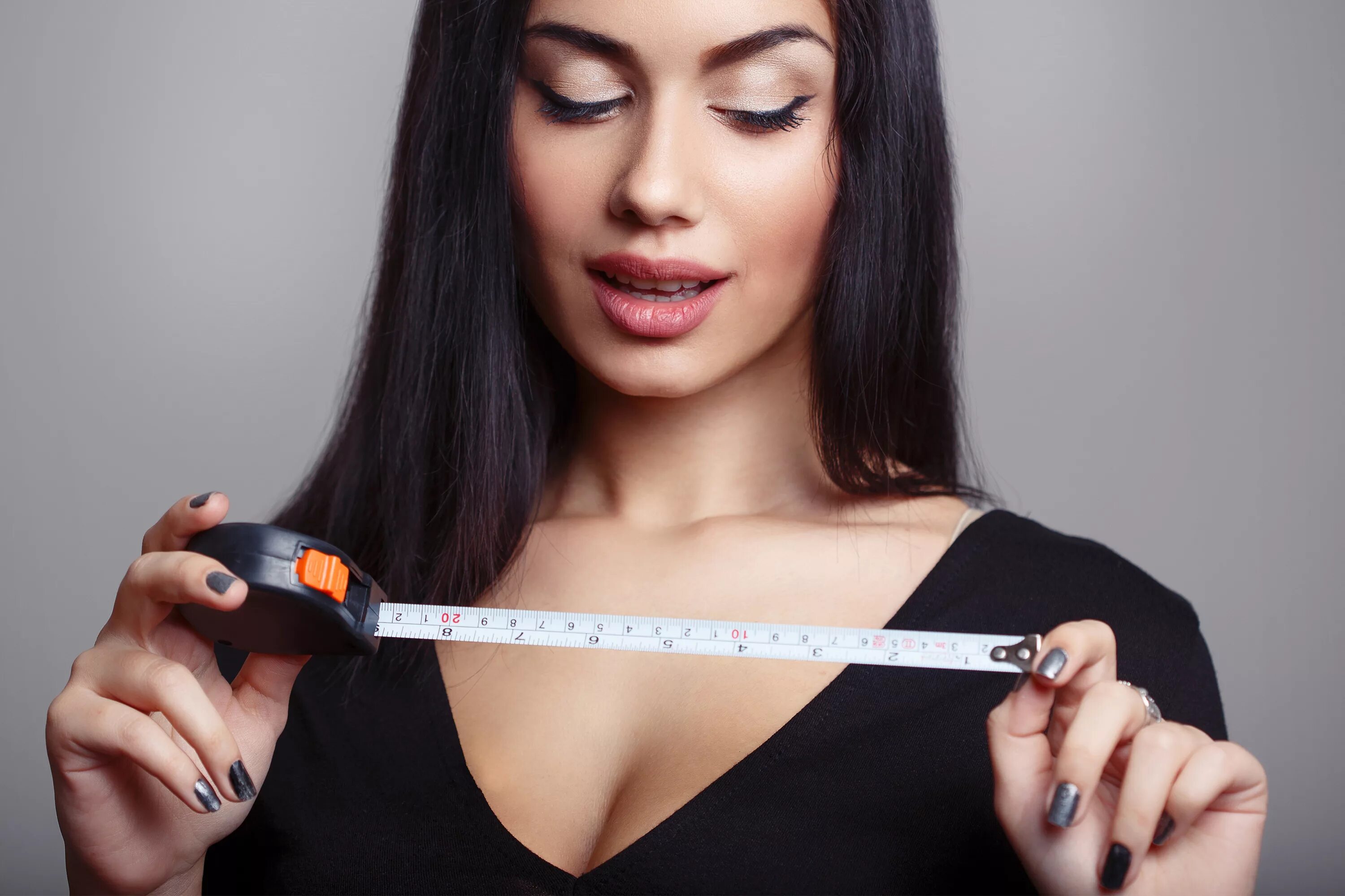 Измеряют девушек. Девушка с сантиметром. Девочка измеряет рост. Красивая талия. Рука с линейкой.