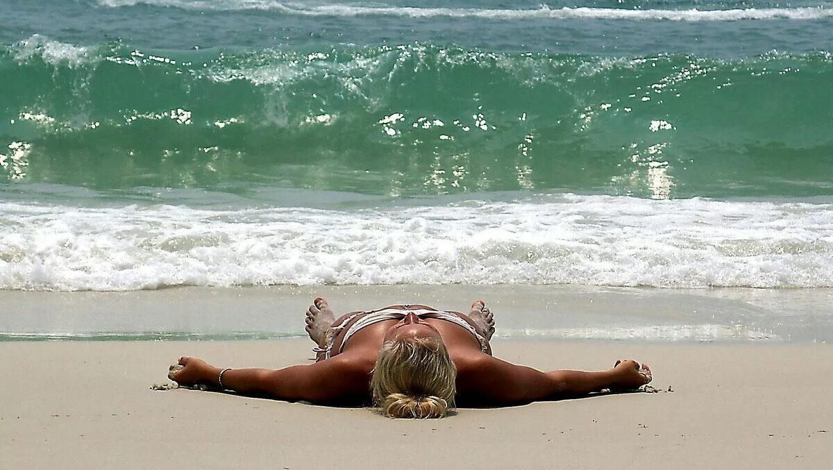 Брюнетка на море. Хочу попасть на море. Путешествие летом. Красивые девушки на море. Хочу попасть на море.