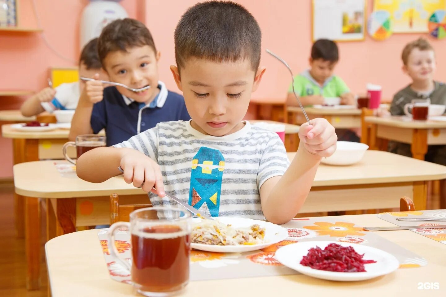 Питание в детском саду. Дети за столом. Еда в детском саду. Обед в садике.