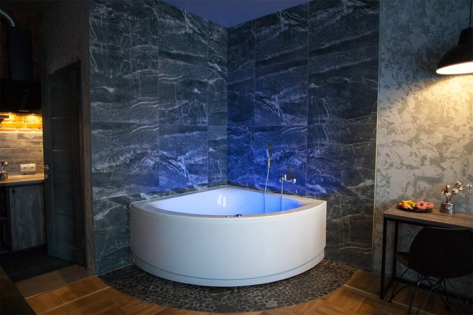 Гостиница триумф в краснодаре. Отель мартон плас краснодар. Отель грац краснодар. Джакузи люкс. Гостиница краснодар с джакузи.