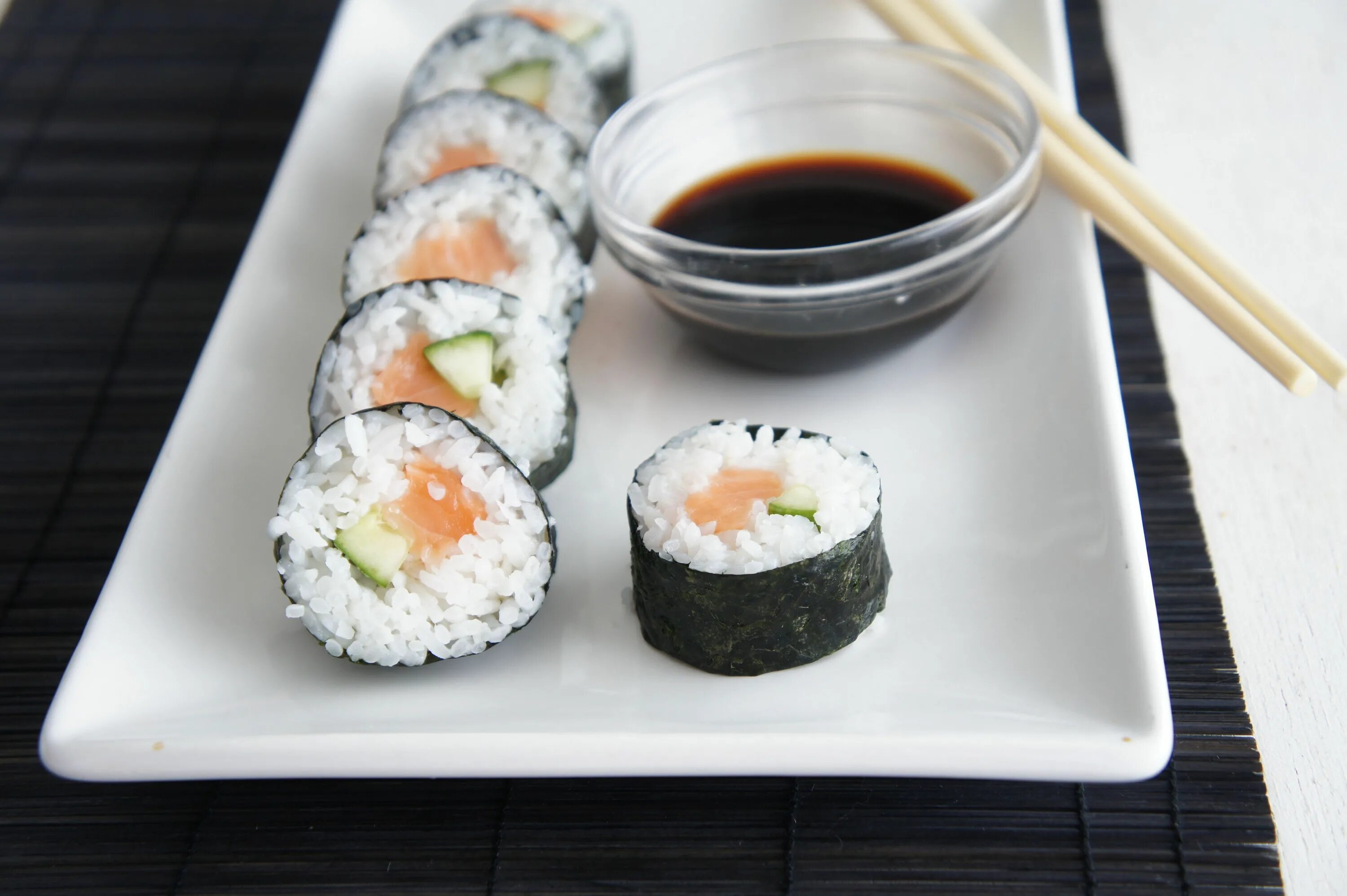 Продукты для приготовления роллов. Salmon sushi Roll. Роллы в домашних условиях. Рецепт роллов с рыбой в домашних условиях