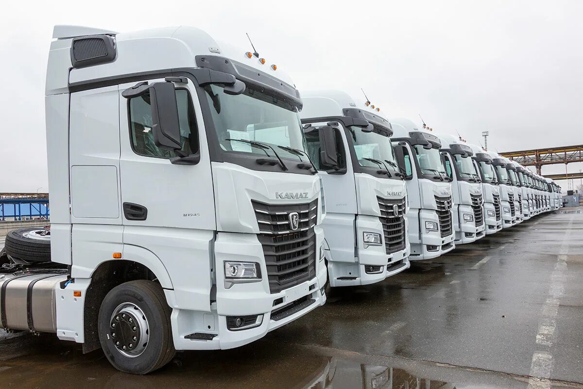 камаз 5490 сборочный конвейер. камаз в европе. камаз тягач 2022 камаз. камаз 3 поколения. камаз 21 года.